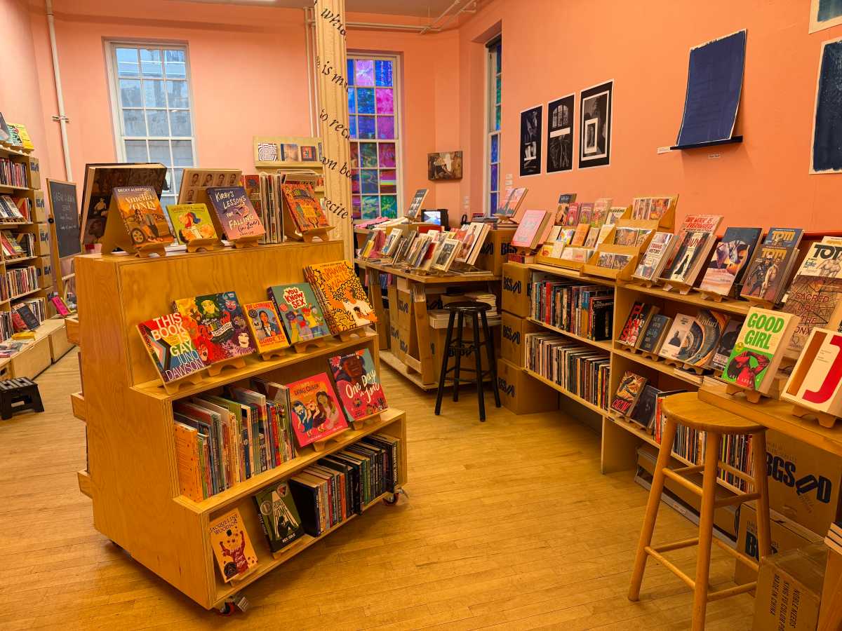 Non possiamo lasciare che ciò accada: Hive Mind Books mira a salvare l'ultima libreria queer di Manhattan