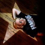 Perché sono country: Paisley Fields sfida le norme della musica country con canzoni crude e un viaggio profondamente personale
