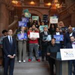 Attivisti chiedono allo Stato di New York di proteggere l’assistenza per l’affermazione di genere e di istituire una linea di crisi LGBTQ 24 ore su 24