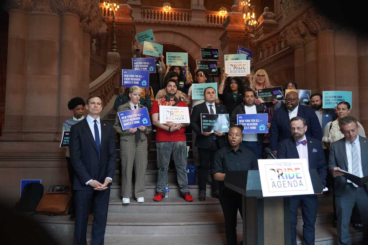 Attivisti chiedono allo Stato di New York di proteggere l’assistenza per l’affermazione di genere e di istituire una linea di crisi LGBTQ 24 ore su 24