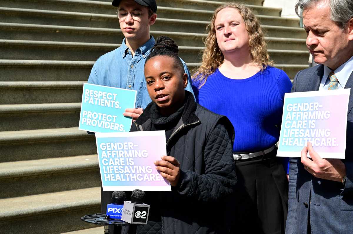 Newyorkesi manifestano a Manhattan dopo che i federali chiedono i registri dei giovani trans di NYU Langone