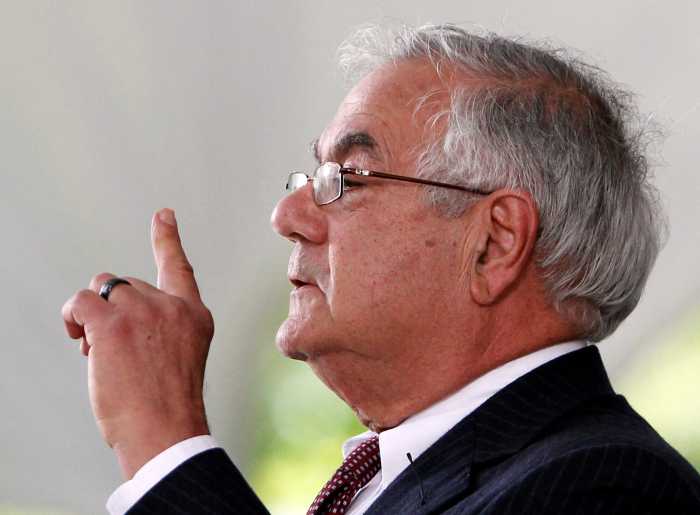 Barney Frank (D-MA) gesticola mentre parla durante il harvard College Class Day 2012 a Cambridge, Massachusetts 23 maggio 2012.