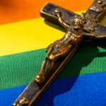 Uomo cristiano perde una causa per discriminazione dopo aver dichiarato di avere una fobia delle bandiere arcobaleno
