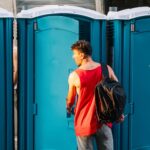 Studenti trans costretti a usare bagni portatili all'aperto: nuova legge firmata in Carolina del Sud