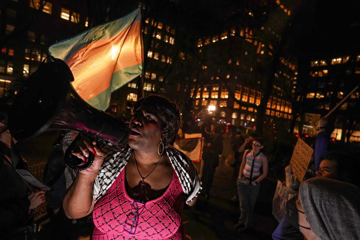 Pazienti transgender presentano azione legale collettiva contro NYU Langone per impedire la cessione dei registri medici all’amministrazione Trump