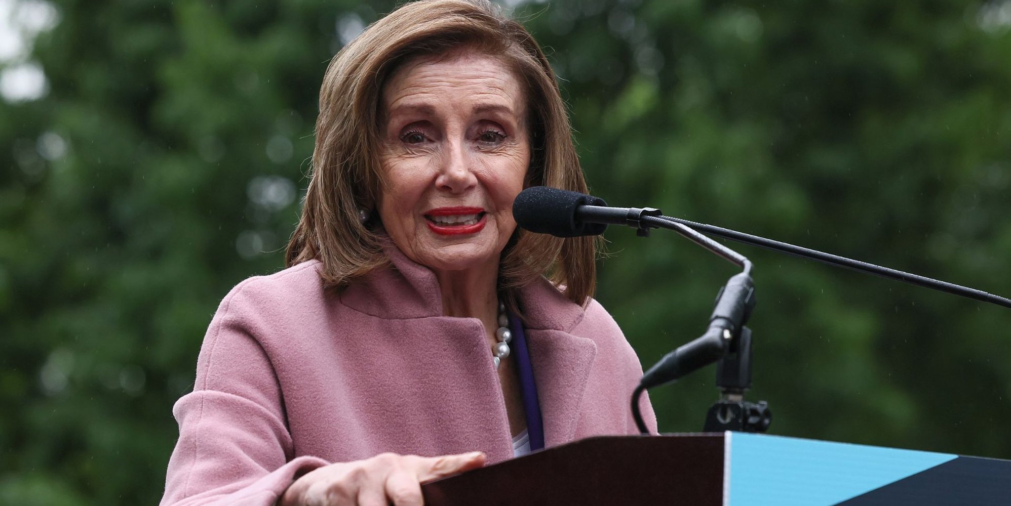 Nancy Pelosi: rifiuta di togliere protezioni trans dalla legge sui crimini d'odio