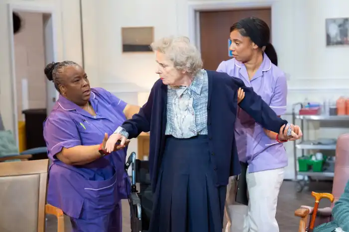 "Care" al Young Vic: Llewella Gideon, Linda Bassett e Aoife Gaston.