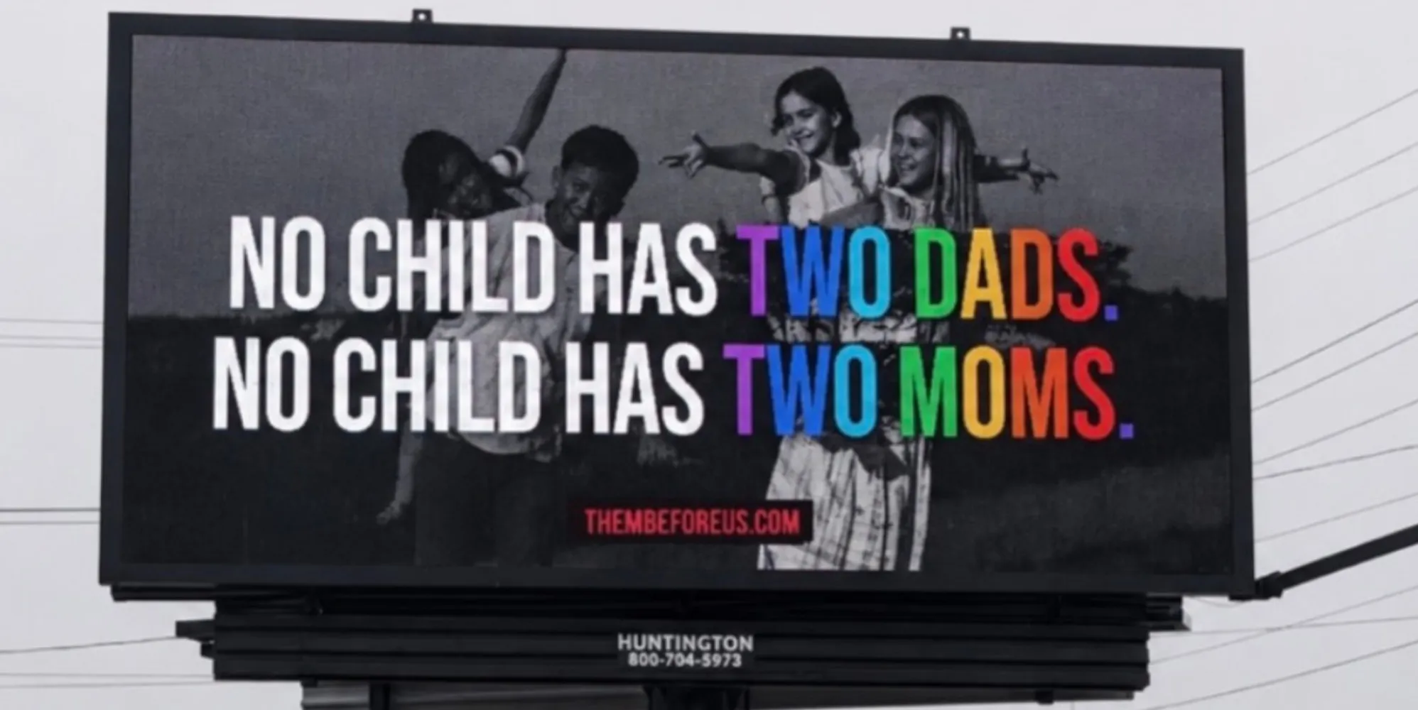 Comunità dell'Ohio reagisce mentre appaiono cartelloni anti-LGBTQ+ nello stato
