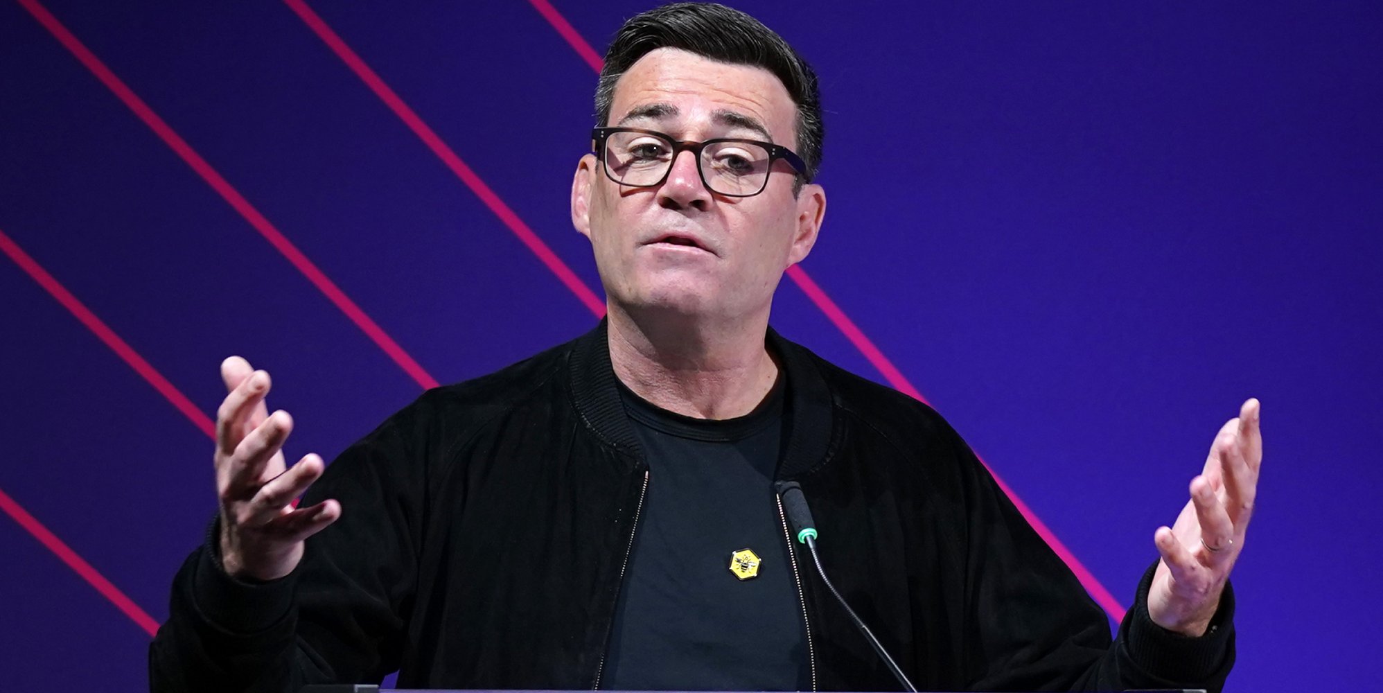 Andy Burnham affronta la crisi penitenziaria mettendo uomini nelle carceri femminili nonostante le regole trans