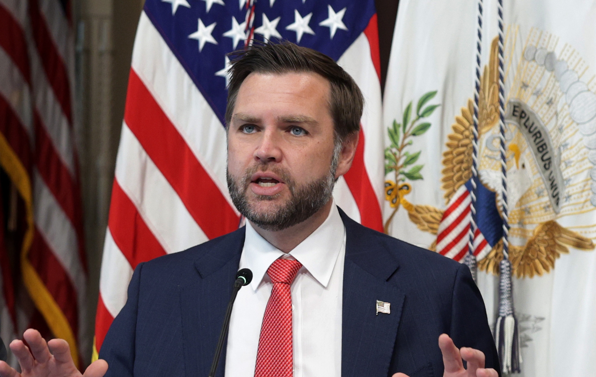 JD Vance chiede un'indagine DOJ su presunta frode nell'assistenza sanitaria transgender ai minori