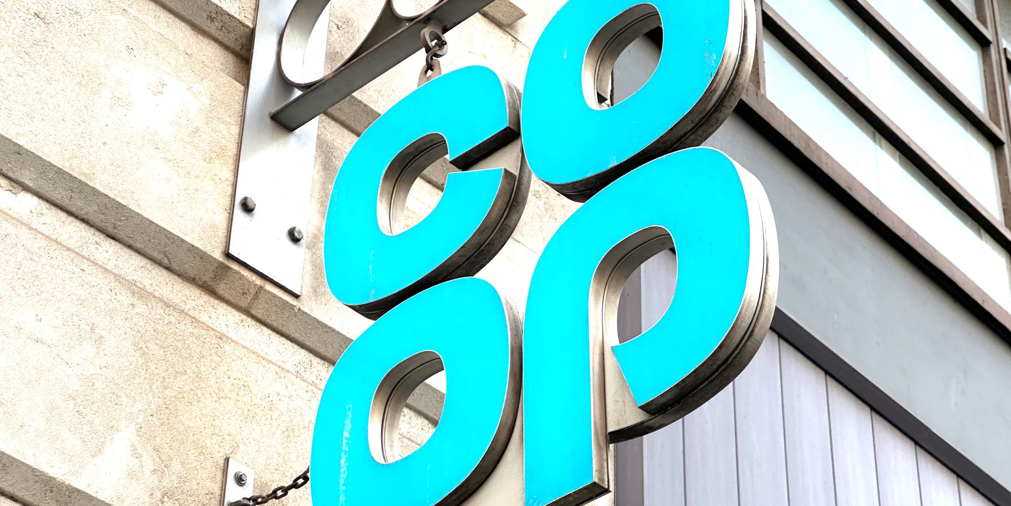 Coop elimina la policy che consente al personale transgender di usare i bagni che ritengono più sicuri