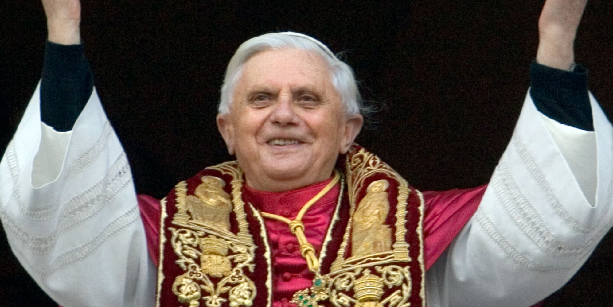 La foto 'Evil Twink' di Benedetto XVI da giovane diventa virale nella comunità gay