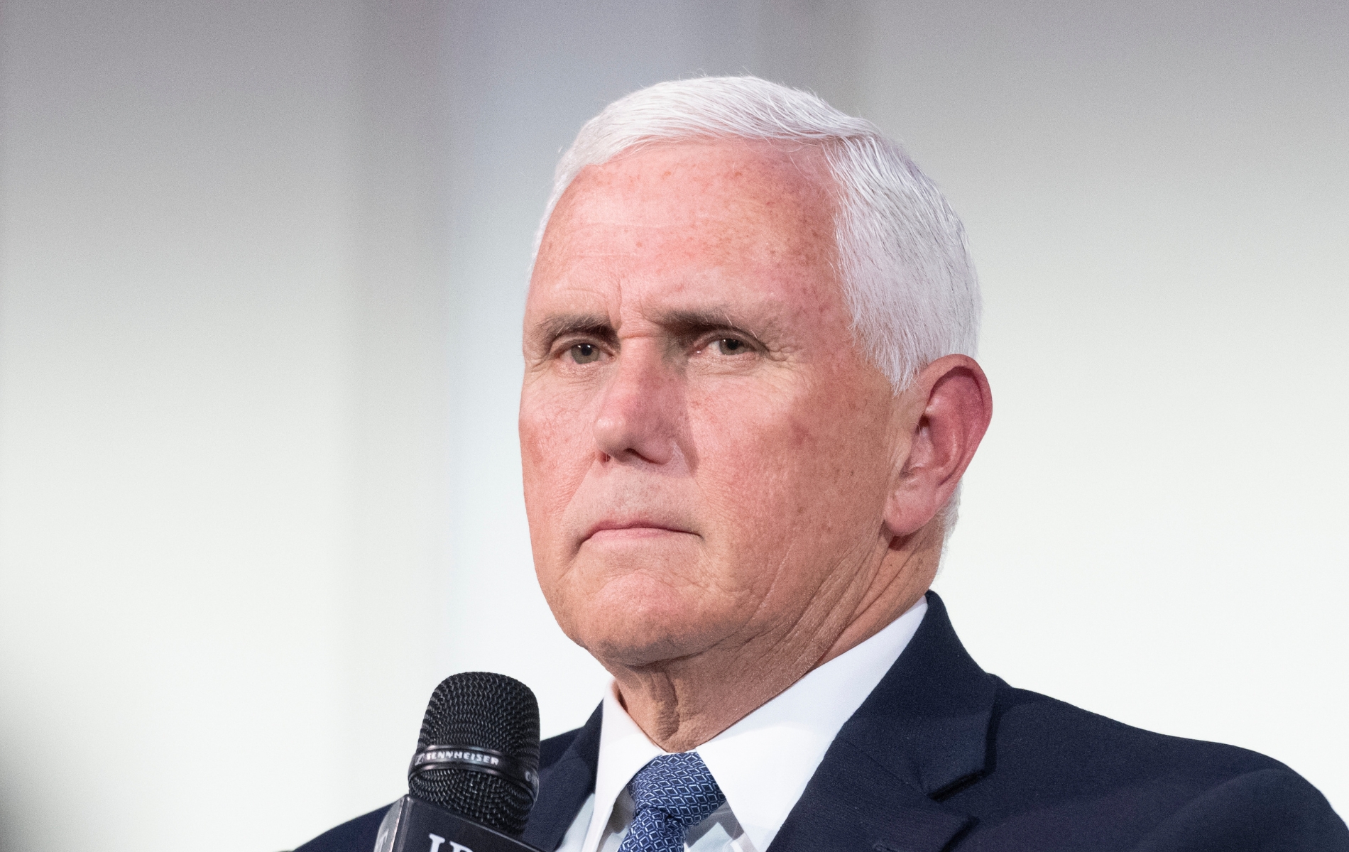 L'ex vicepresidente Mike Pence incoraggiato da un'ex ufficiale di briefing transgender della CIA che elogia il modo in cui è stato trattato