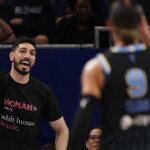 Enes Kanter Freedom espulso dalla partita WNBA dopo aver indossato una maglietta anti-trans