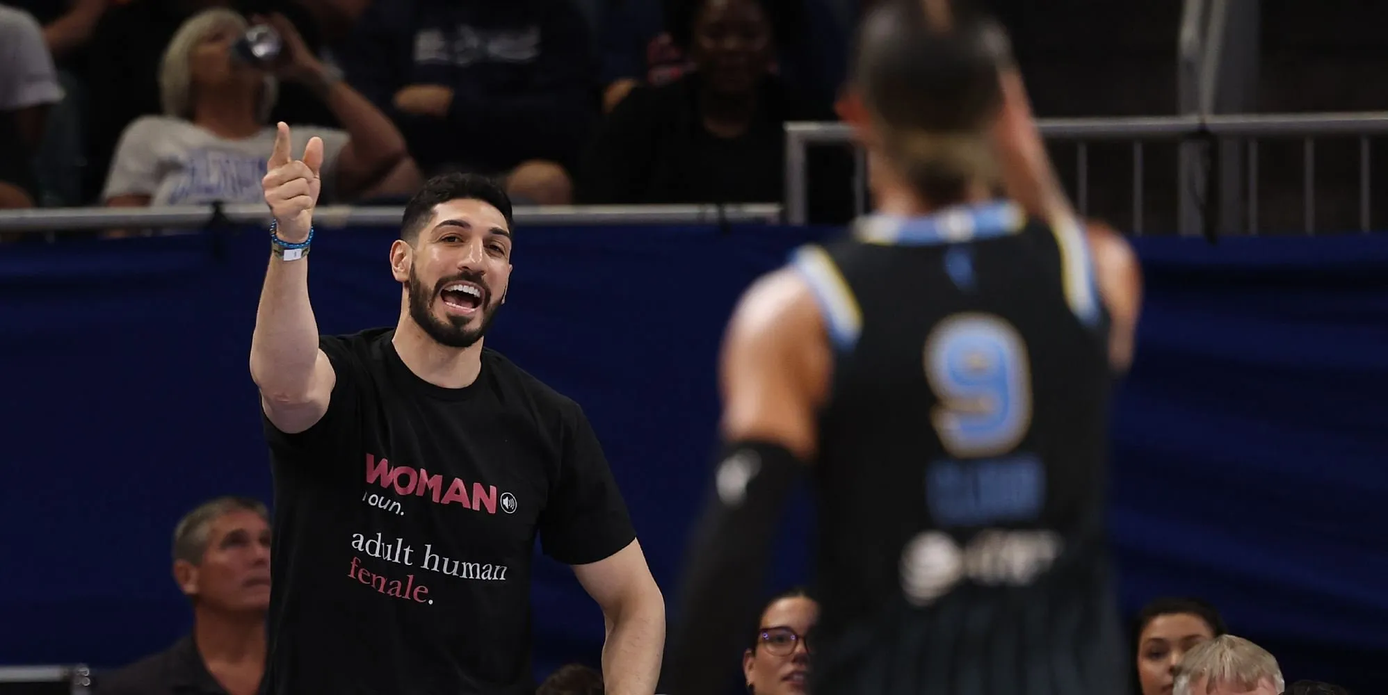 Enes Kanter Freedom espulso dalla partita WNBA dopo aver indossato una maglietta anti-trans