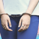 Coppia transgender picchiata dalla folla per aver usato il bagno: arrestata invece dei presunti aggressori