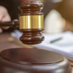 La corte stabilisce che una donna trans deve affrontare un processo dopo aver brandito una pistola durante un presunto attacco