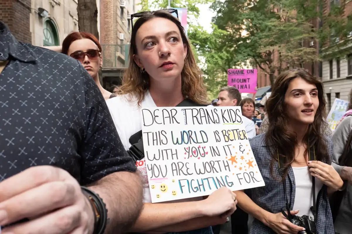 Attivisti per i diritti trans protestano al Mount Sinai dopo che l'ospedale ha interrotto le cure di affermazione di genere per i giovani