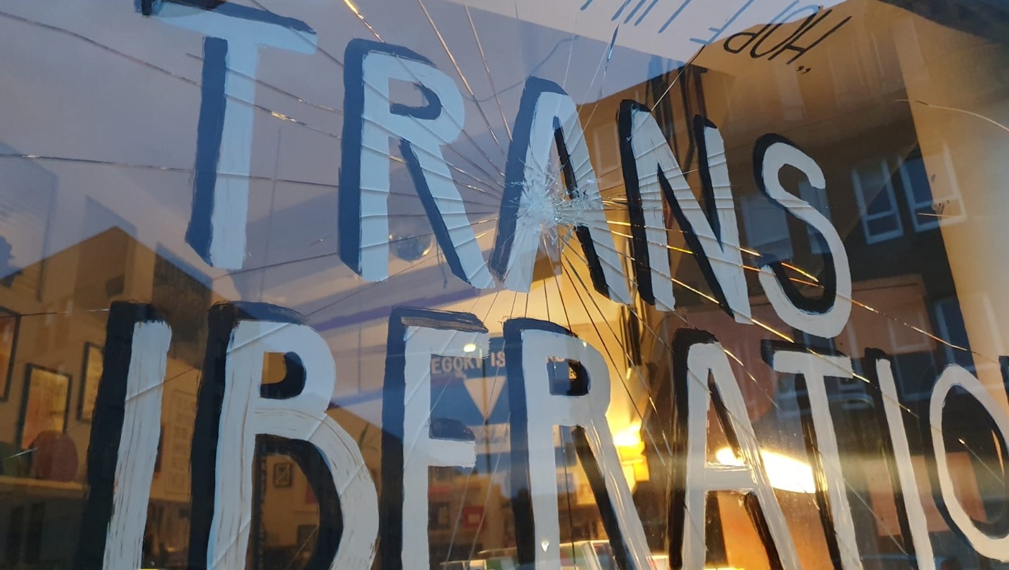 Libreria LGBTQ+ travolta dal sostegno dopo l'attacco transfobico