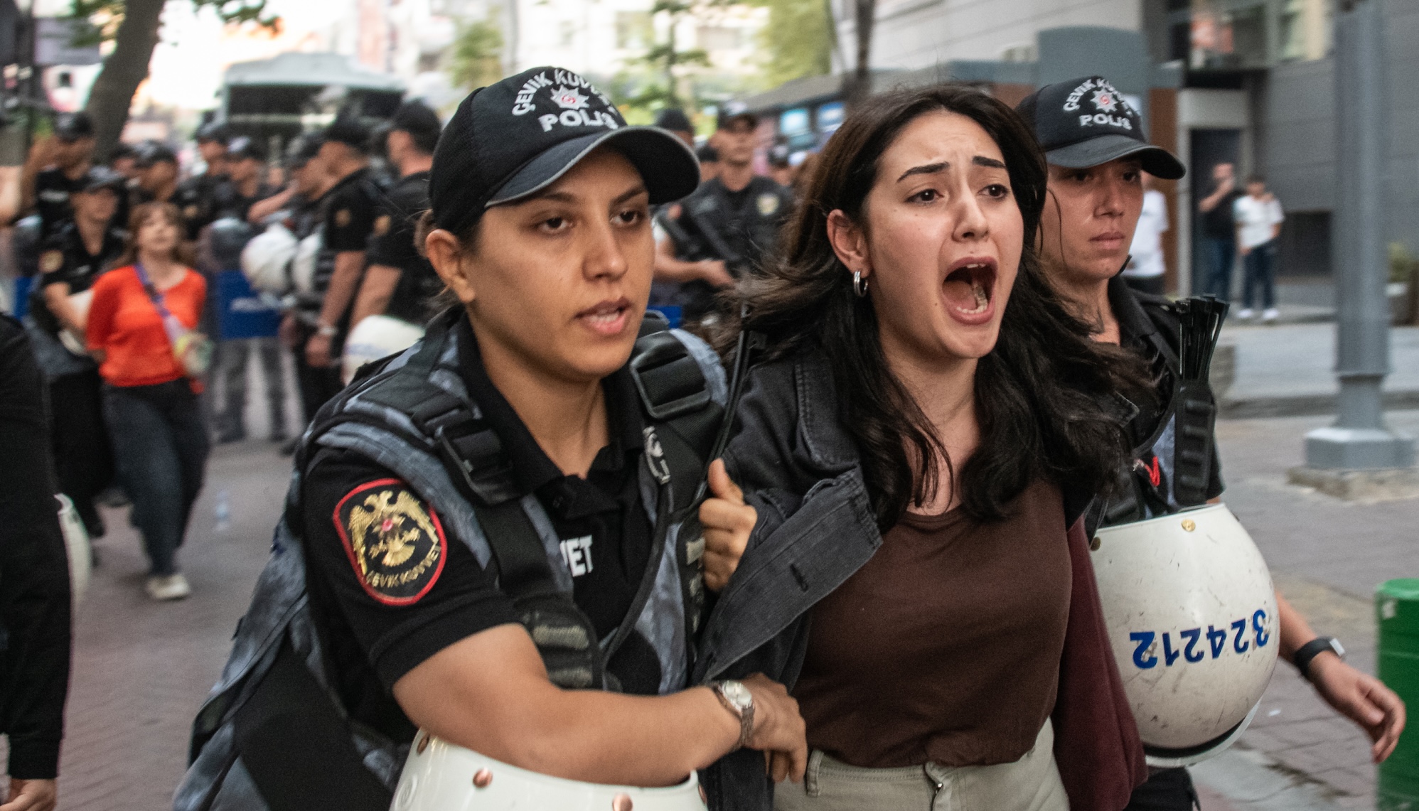 La Turchia arresta manifestanti durante la repressione anti-LGBTQ+ in corso