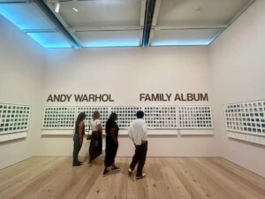 Quindici minuti di famiglia: una mostra di Polaroidi di Andy Warhol