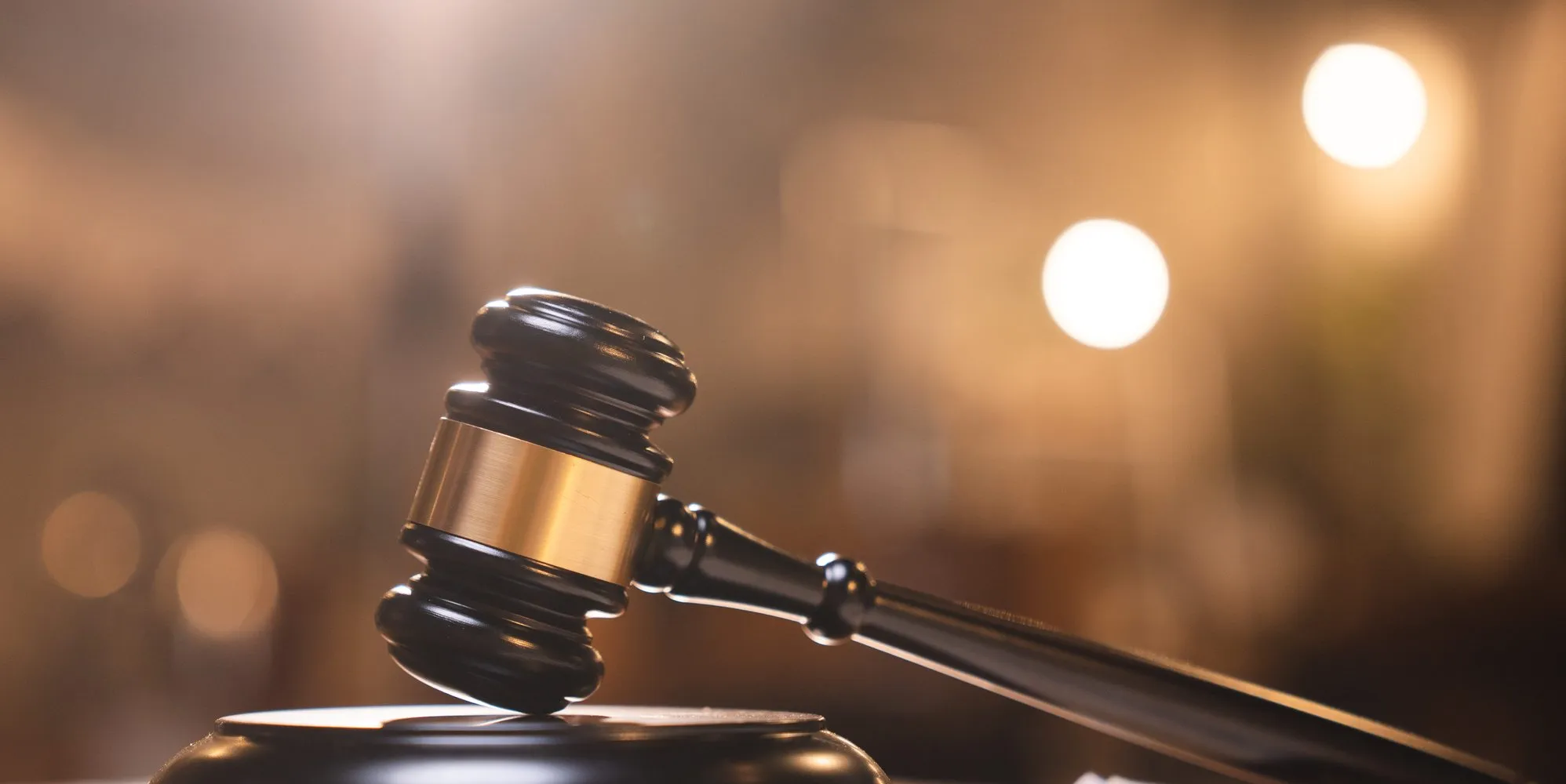 Uomo gay cita in giudizio il Procuratore Generale del Delaware e l'Università del Delaware per presunta omofobia nel suo caso di violenza domestica archiviato