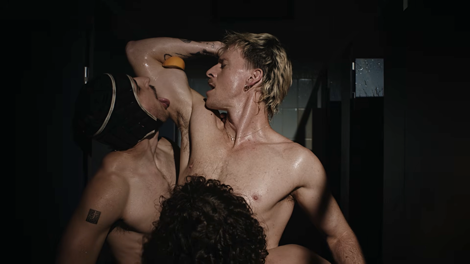 Mitch Brown, prima star bisessuale dell'AFL, nel nuovo video musicale provocante