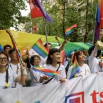 Proteste dopo l'irruzione della polizia in un bar gay di Taipei per presunti reati contro la morale pubblica