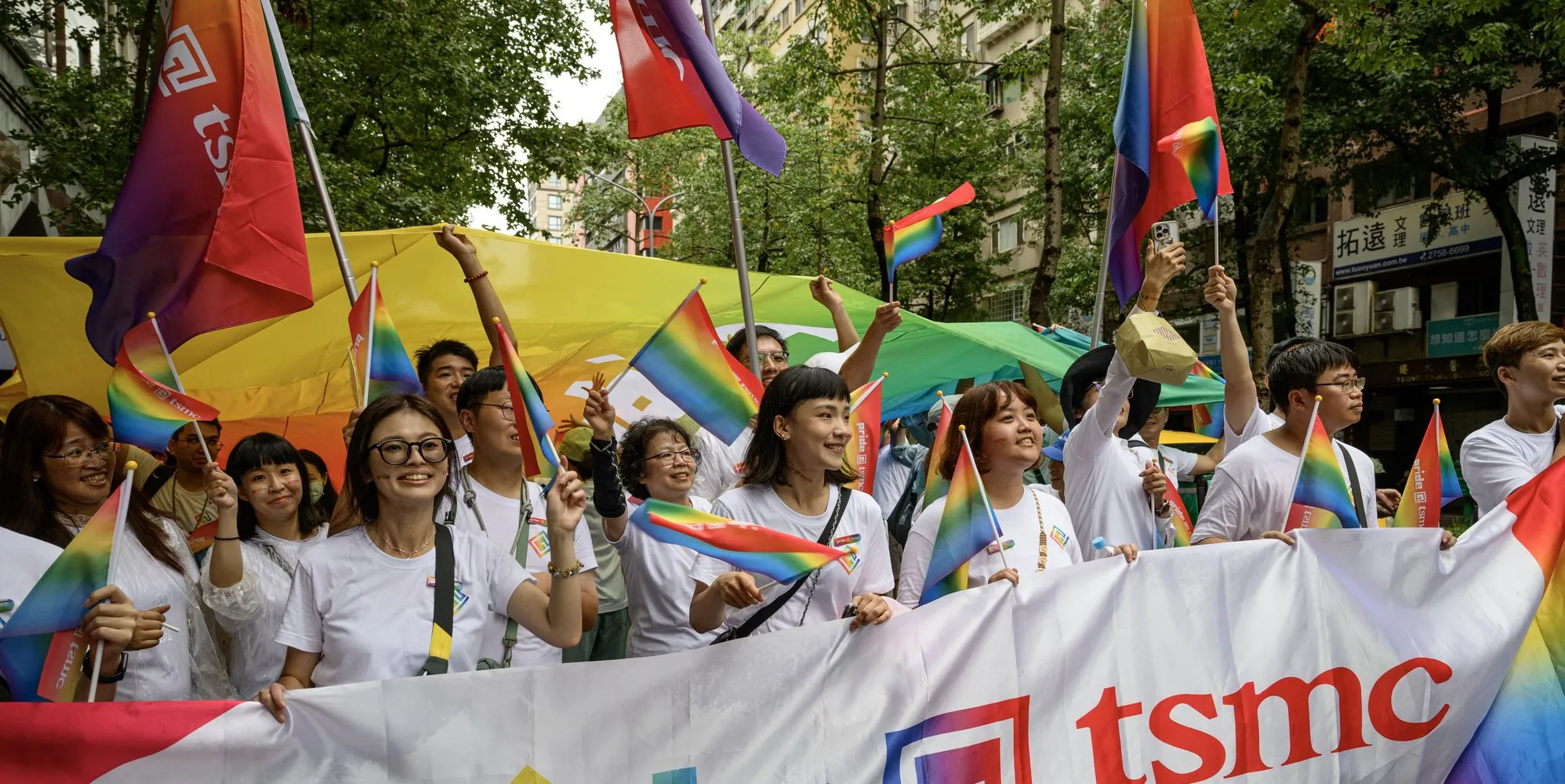 Proteste dopo l'irruzione della polizia in un bar gay di Taipei per presunti reati contro la morale pubblica