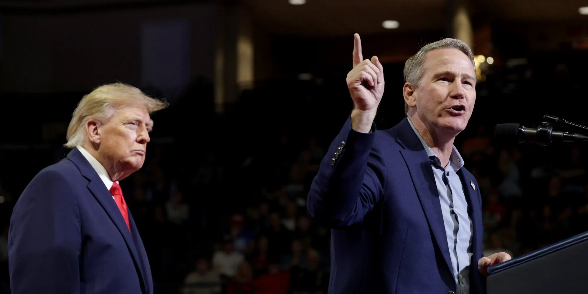 Trump dice al comizio in Ohio di aver guardato il sedere di Jon Husted mentre elogiava le sue mani a artiglio