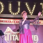 Drag queen in Florida vende mattoni del passaggio pedonale arcobaleno rimosso per finanziare il Pride