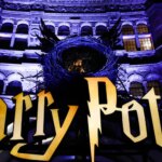 Attivisti per i diritti delle persone trans irrompono sul tappeto rosso di Harry Potter e il Bambino Maledetto