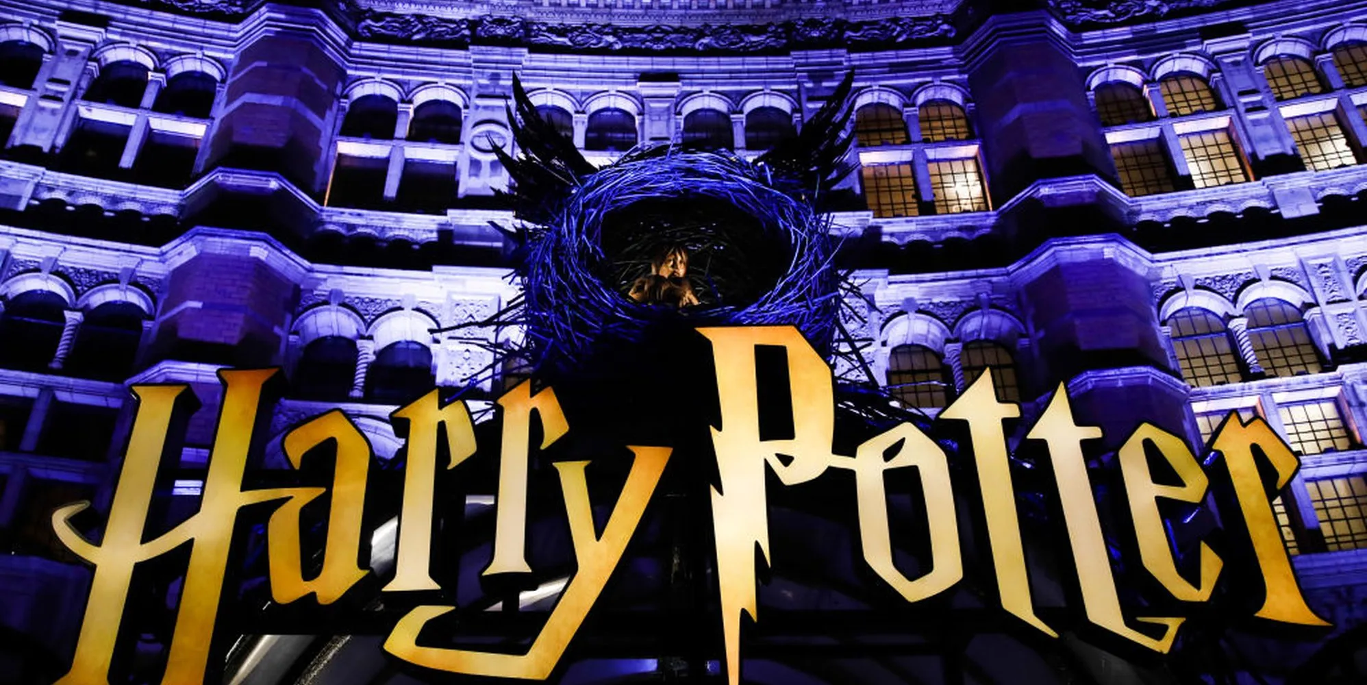 Attivisti per i diritti delle persone trans irrompono sul tappeto rosso di Harry Potter e il Bambino Maledetto