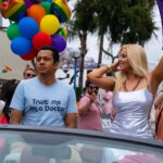 Intervista: Kal Penn sulla sua prima interpretazione di un personaggio gay in Trust Me, I’m a Doctor